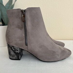 New Bandolino Lila2 Gray Faux Suede Heeled Ankle Booties Women’s 7M